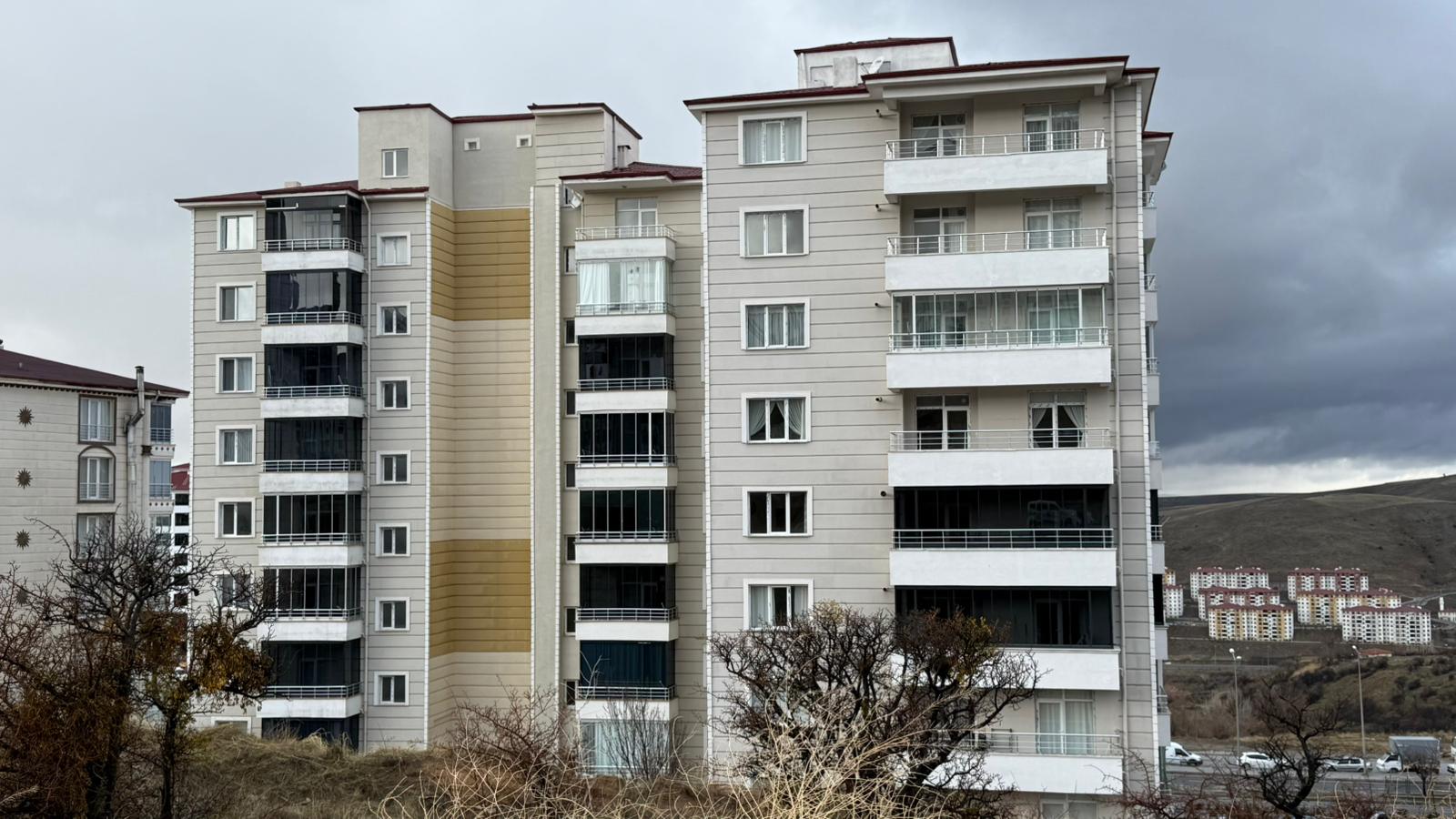 ÜNİVERSİTE YOLU ÜZERİNDE BÖLGENİN EN UYGUN 3+1 SATILIK DAİRE