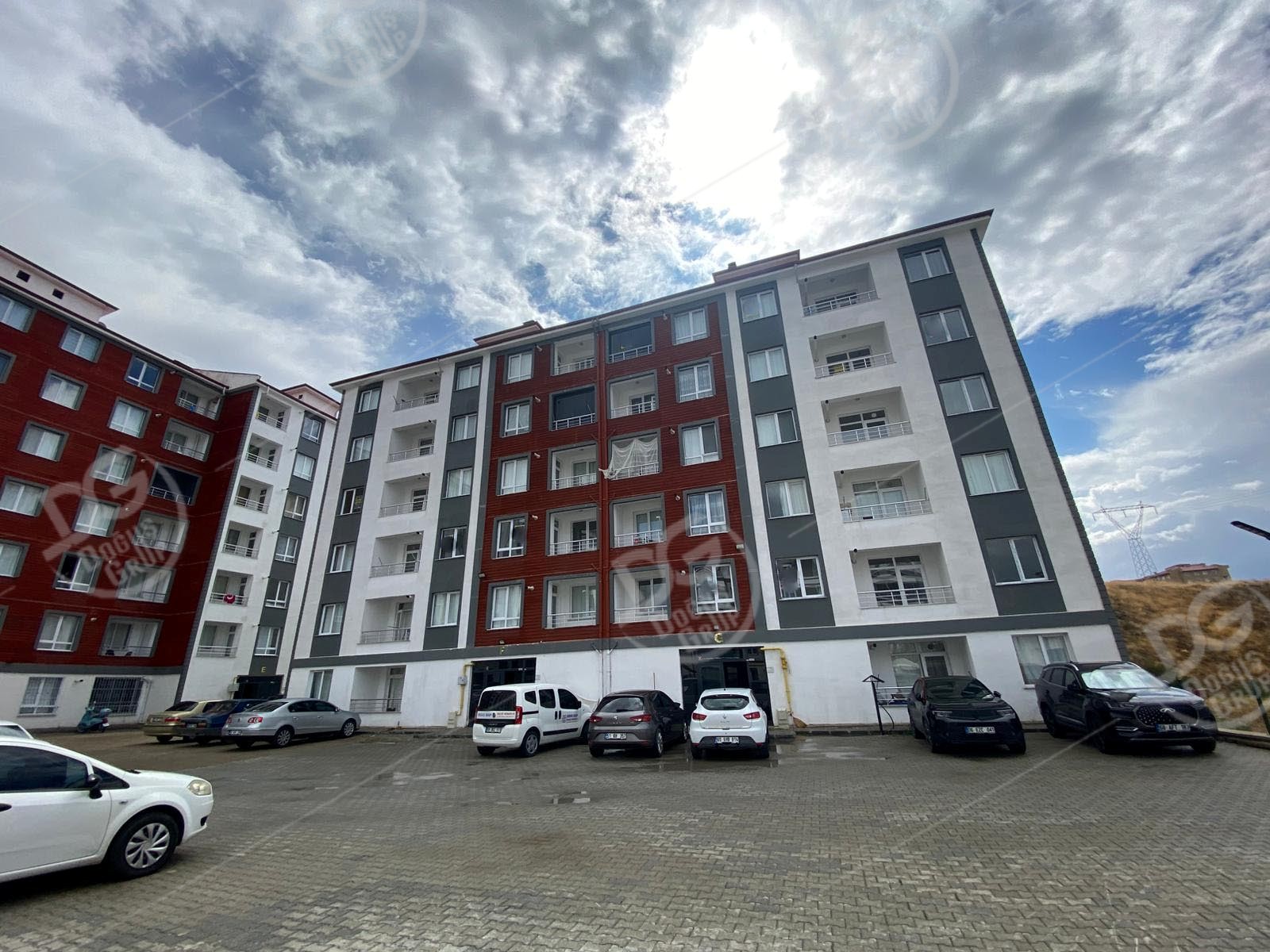 ÜNİVERSİTE YOLU ÜZERİ ARAKAT 2+1 KİRALIK DAİRE