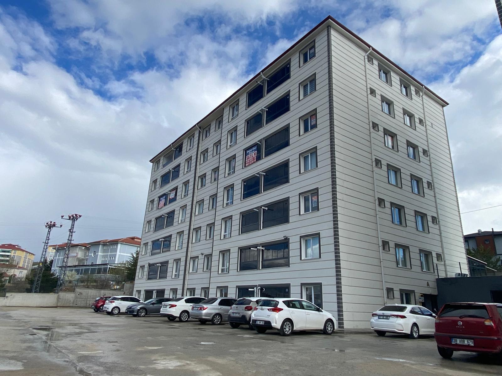 BAHÇEŞEHİR BÖLGESİNDE ARA KAT 2+1 SATILIK DAİRE