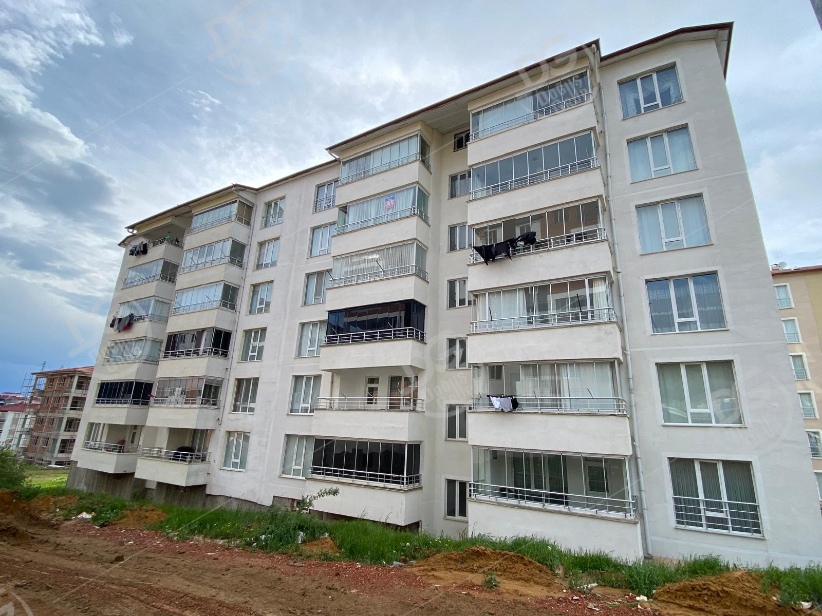 KAMİL SAFA SİTESİNDE ARA KAT 3+1 SATILIK DAİRE