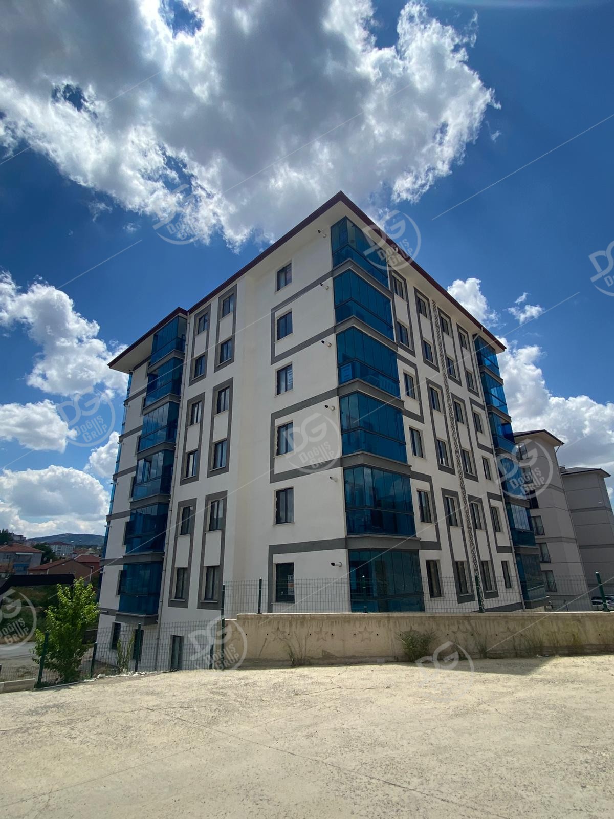 BEYAZ KONAKTA ACİL SATILIK 2+1 EŞYALI DAİRE