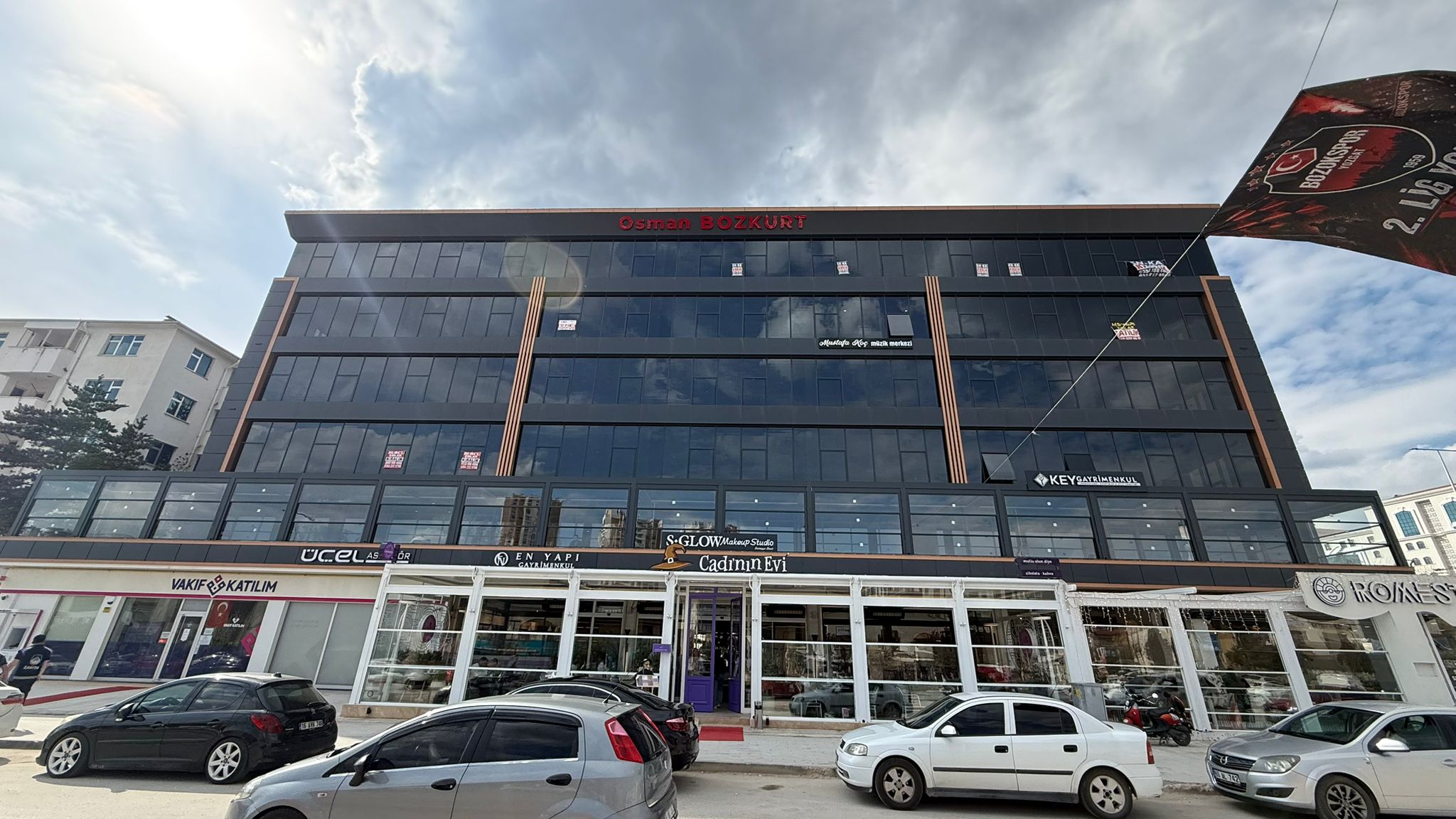 PRESTİJLİ İŞ MERKEZİ OSMAN BOZKURT'TA SATILIK OFİS