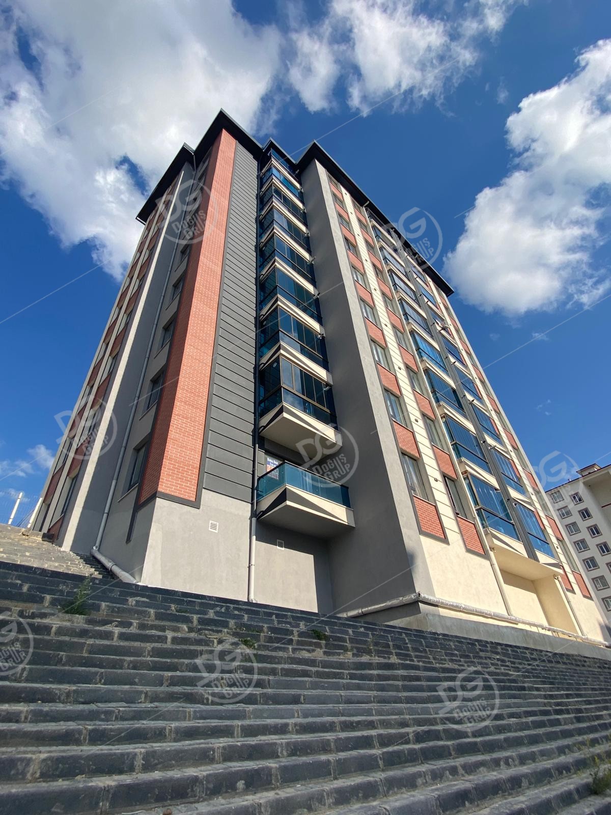ÜNİVERSİTE YOLU ÜZERİ SIFIR VE LÜKS YAPILI 2+1 KİRALIK DAİRE