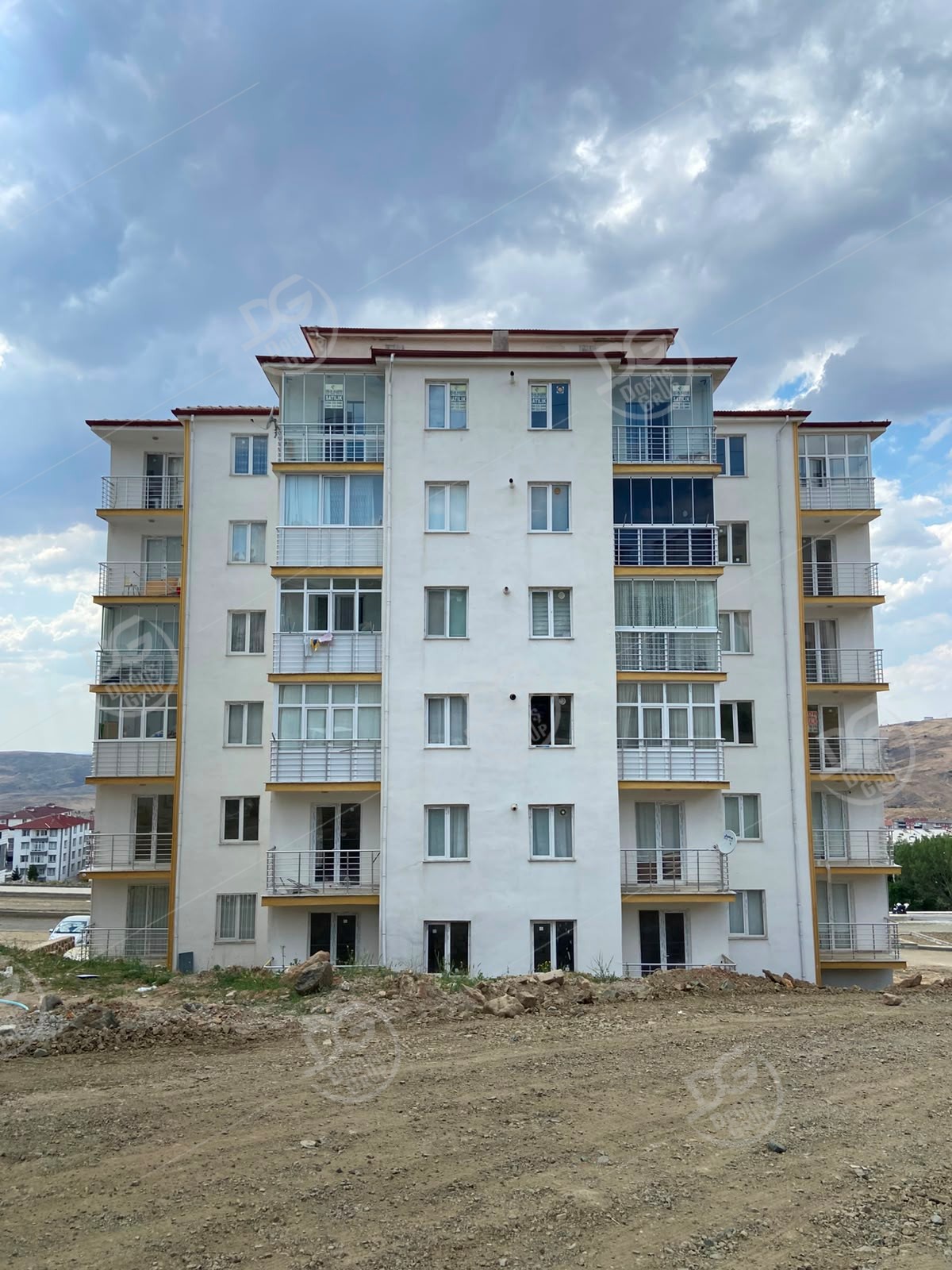 ARAÇ MUAYENE ÜZERİ 3+0 SATILIK DAİRE