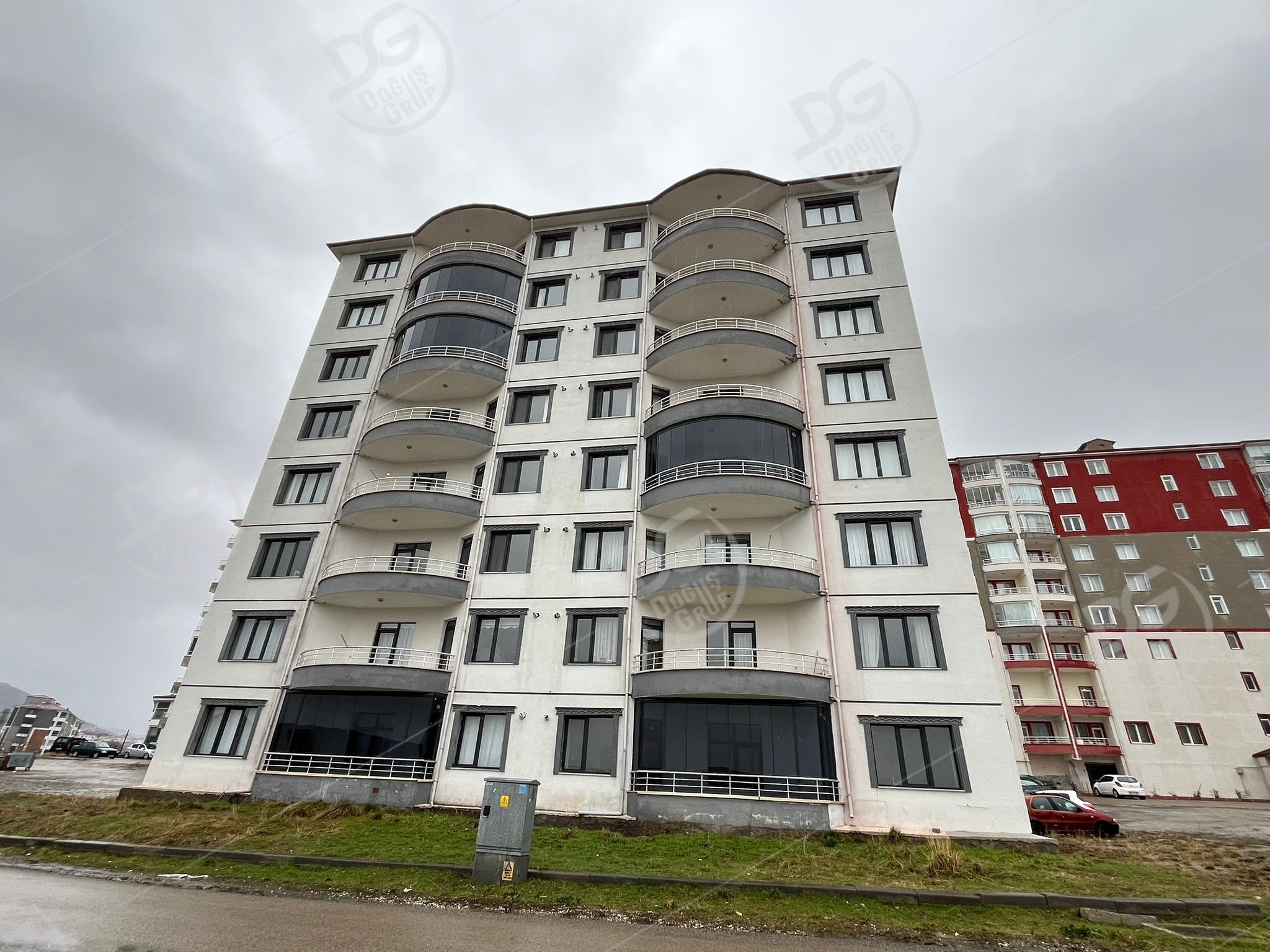 ÜNİVERSİTE YOLU ÜZERİNDE SATILIK 4+1 DAİRE