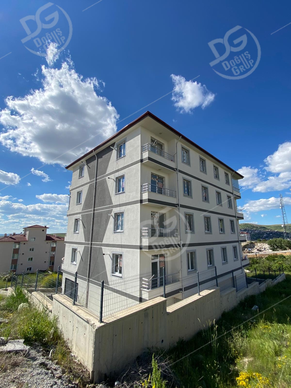 ÜNİVERSİTE BÖLGESİNDE  ARAKAT 2+1 SATILIK DAİRE