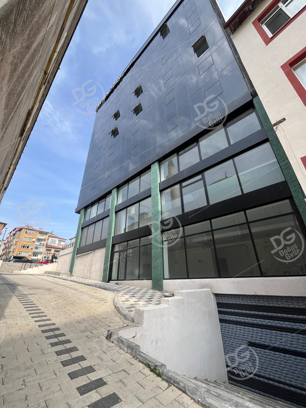 YEMEN CENTER DE MERKEZDE KİRALIK 125 m² DÜKKAN