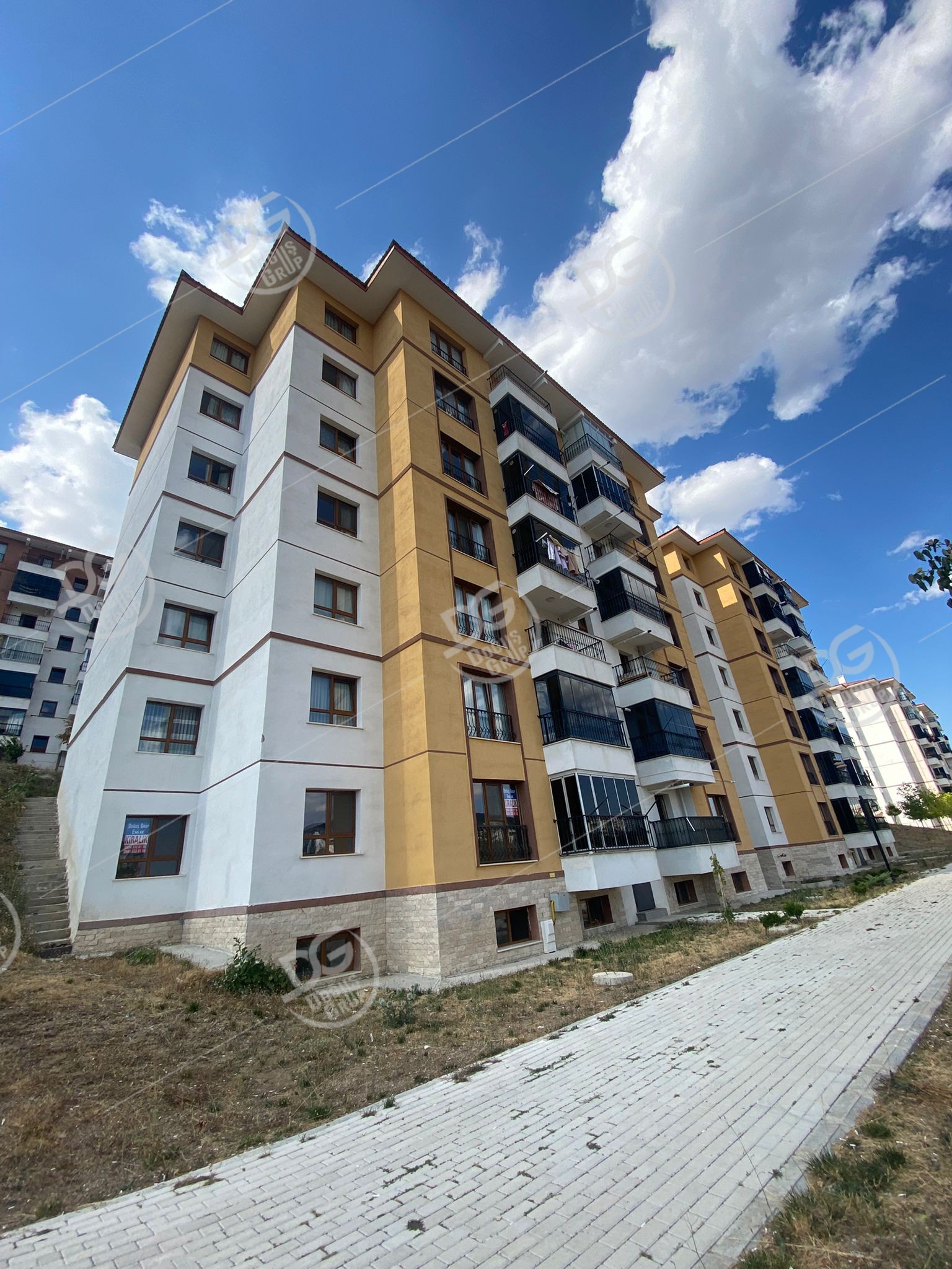 ÜNİVERSİTE GÜZERGAHI ÜZERİNDE MERKEZİ 2+1 KİRALIK DAİRE