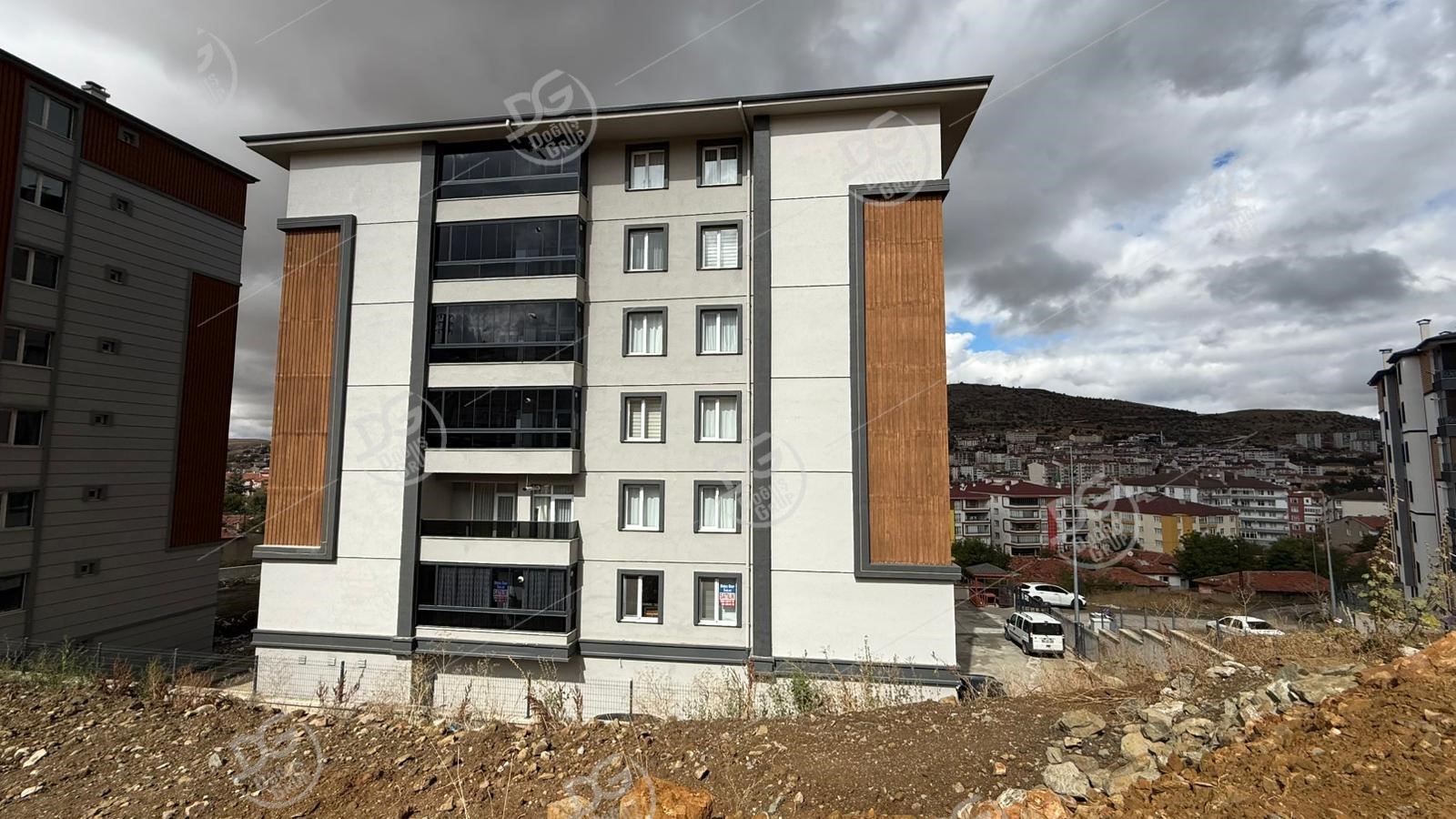 DOĞA ÇAMLICA EVLERİNDE  3+0 SATILIK DAİRE