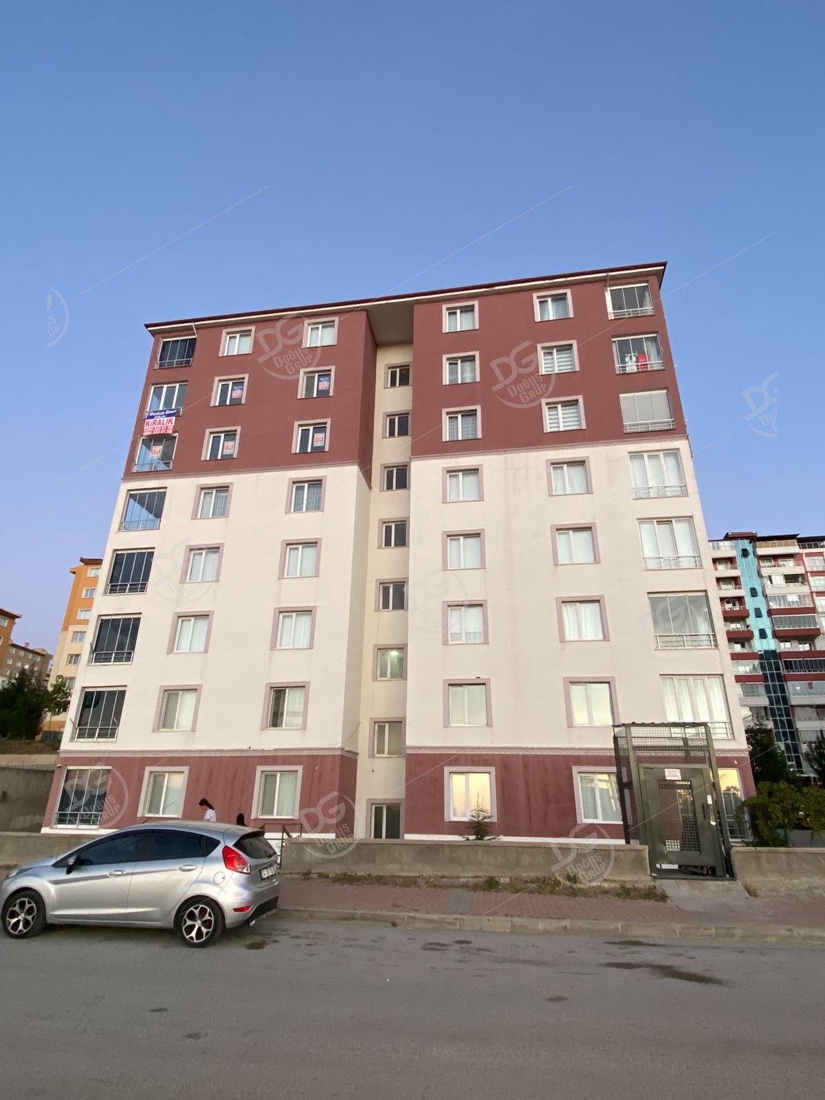 ARAKAT ÖNÜ AÇIK ANAYOLA CEPHE SİTE İÇERİSİNDE 3+1 KİRALIK DAİRE