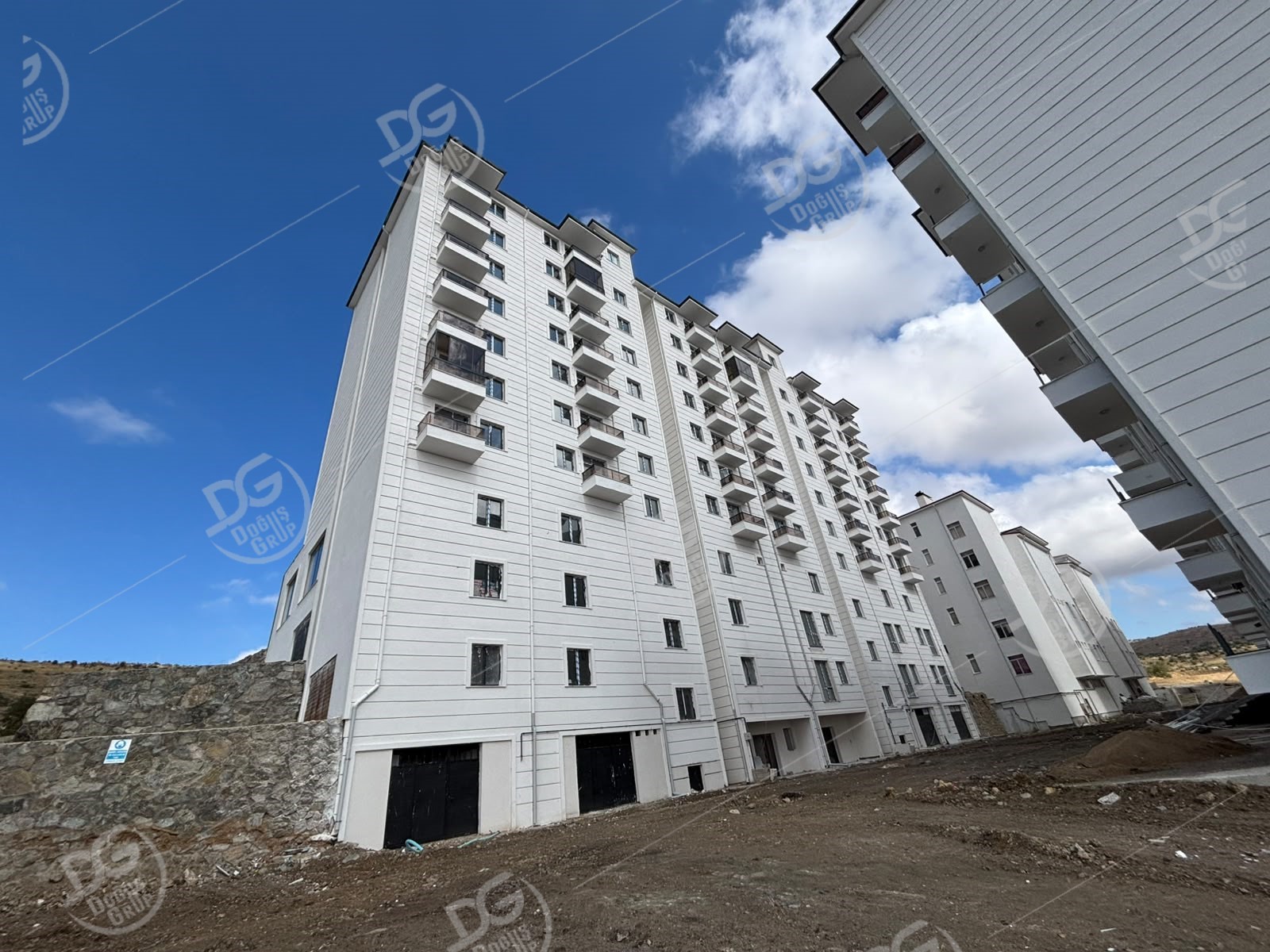 ÜNİVERSİTE YOLU ÜZERİNDE SATILIK 1+1 DAİRE