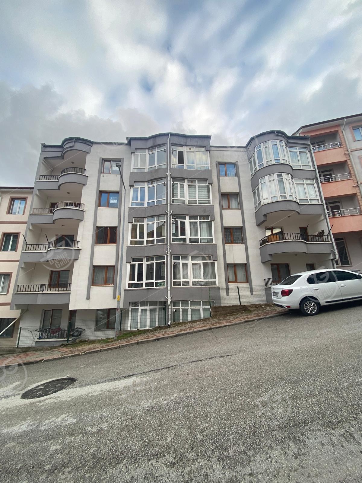 ŞEHİR MERKEZİNDE GENİŞ AYRI MUTFAKLI 2+1 SATILIK DAİRE